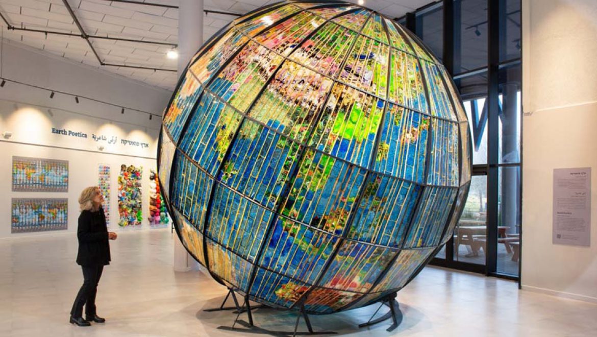 “ארץ פואטיקה”, באקווריום ישראל: גלובוס ענק מ”פסולת” פלסטיק