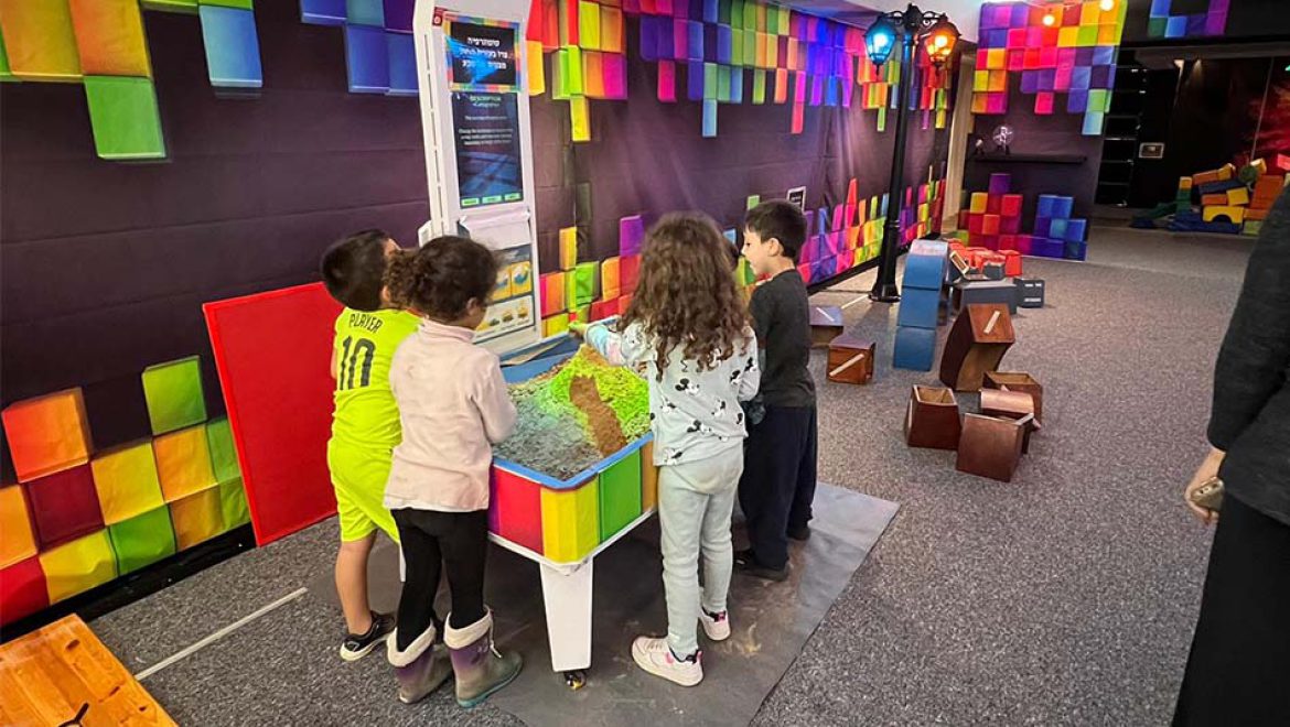 “שלושת החזרזירים בונים בניינים”: תערוכה חדשה לגיל הרך בטכנודע