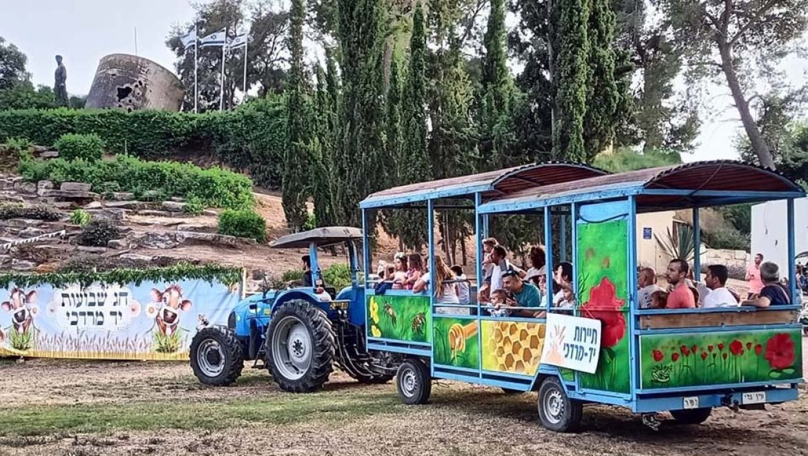 הכל דבש: המשפחות חוגגות שבועות באֶרֶץ זָבַת חָלָב וּדְבָשׁ