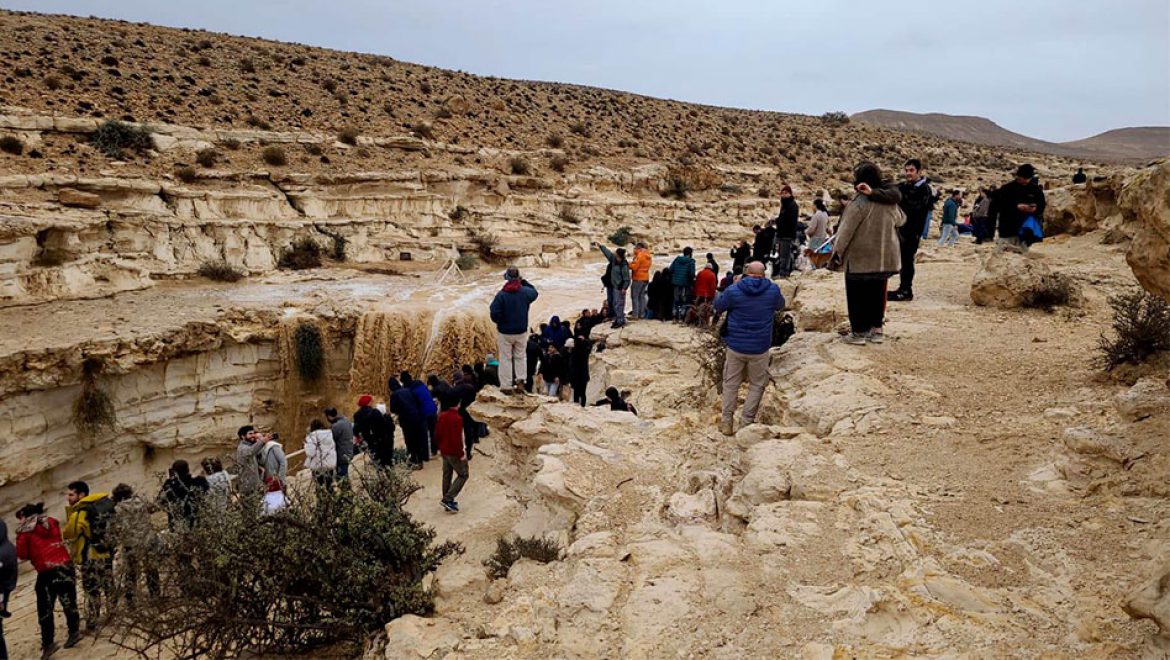 בשל סכנת שטפונות, כלל מסלולי הטיול בדרום הארץ סגורים