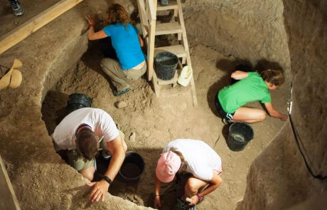 ארכיאולוג ליום אחד במערות בית גוברין