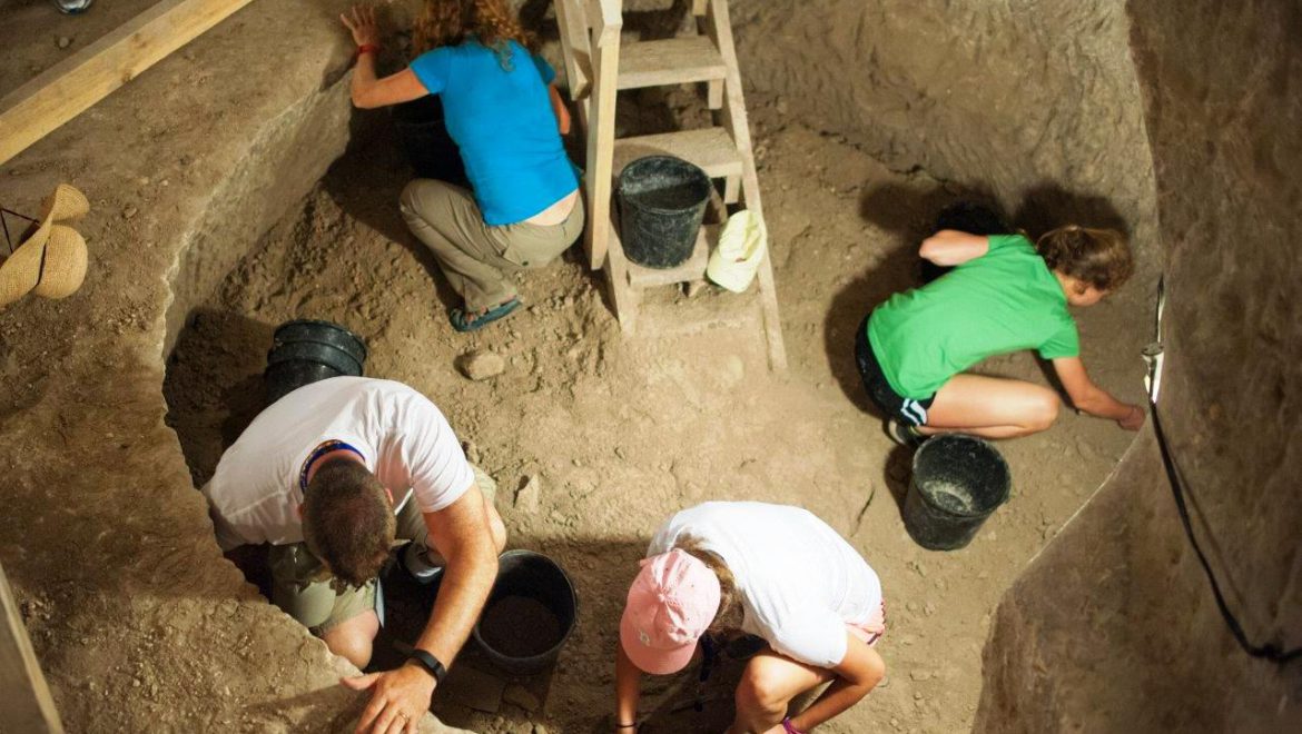 ארכיאולוג ליום אחד במערות בית גוברין
